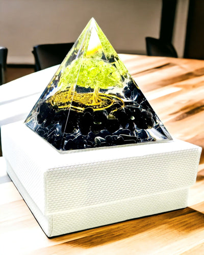 Pirâmide de Orgonite Reiki com Cristais Naturais - Símbolo Decorativo de Equilíbrio de Energia dos Chakras