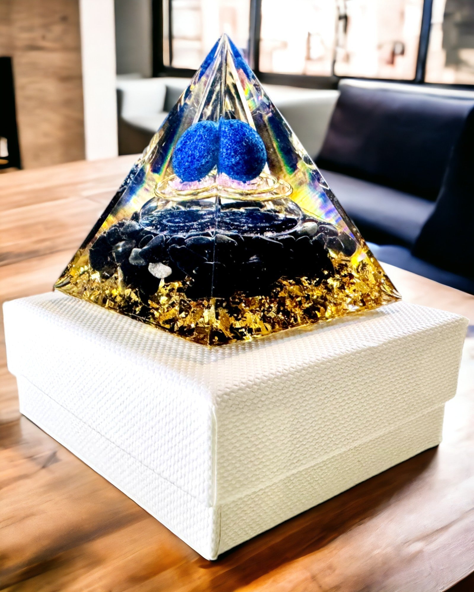 Pirâmide Energética de Orgonite com Cristais para Meditação – Radia Energia Positiva e Riqueza
