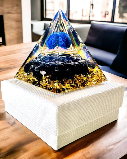 Pirâmide Energética de Orgonite com Cristais para Meditação – Radia Energia Positiva e Riqueza