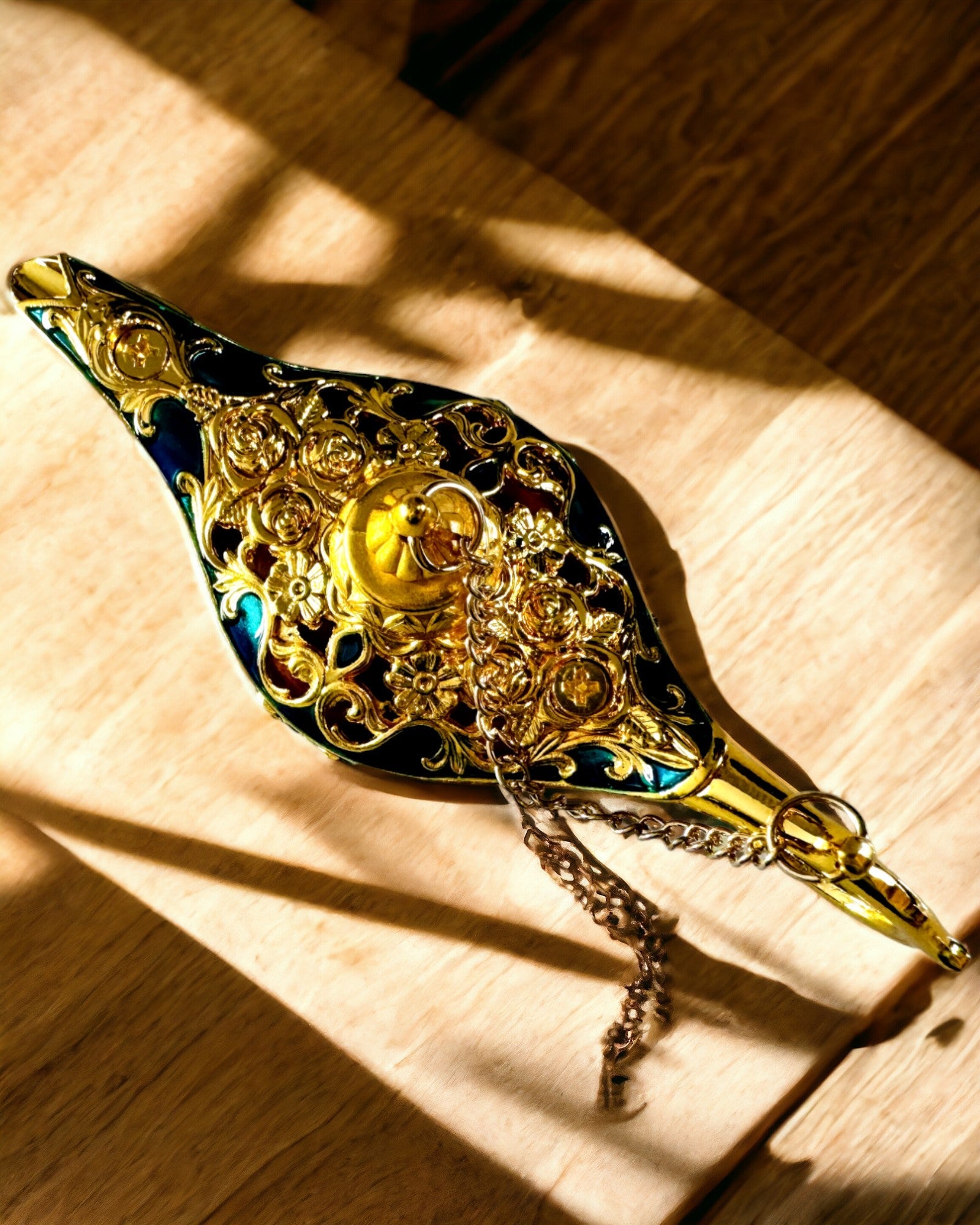 Pequena Lâmpada de Aladino Feita à Mão - Artesanato Artístico em Metal para Decoração de Casa, gravura