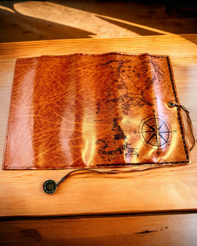 Estojo Retro em Pele Castanho Escuro com Motivo de Mapa do Tesouro - Bolsa Elegante para Armazenar Tesouros de Escrita