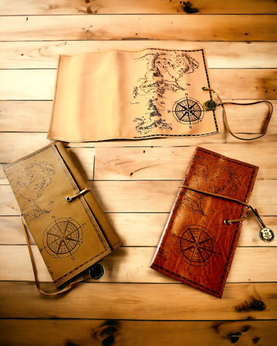 Retro Castanho Claro - estojo de couro mate, estilo Viajante com Mapa do Mundo – Prático e Espaçoso. Personalização com gravação.