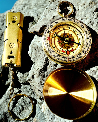 Conjunto Elegante com Bússola e Apito de Sinalização