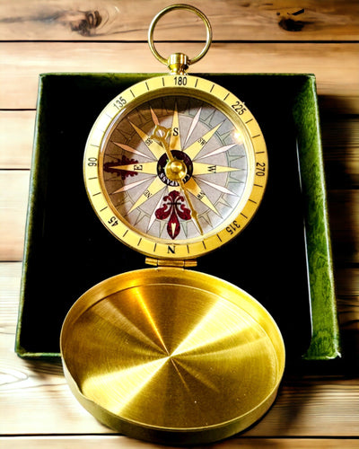 Bússola de Navegação em Estilo Retro – Instrumento Portátil e Preciso para Determinação de Direção para Viajantes e Exploradores. Gravação, personalização.