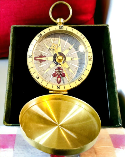 Bússola de Navegação em Estilo Retro – Instrumento Portátil e Preciso para Determinação de Direção para Viajantes e Exploradores. Gravação, personalização.