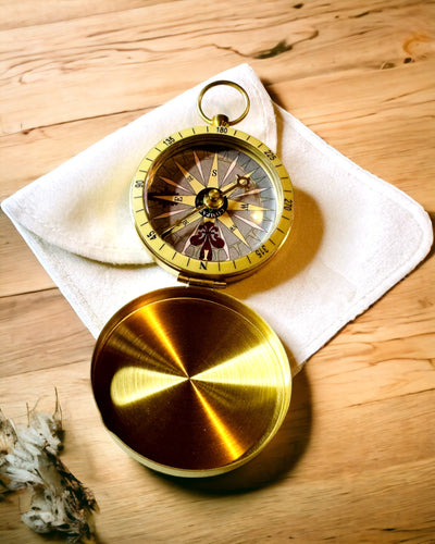 Bússola de Navegação em Estilo Retro – Instrumento Portátil e Preciso para Determinação de Direção para Viajantes e Exploradores. Gravação, personalização.