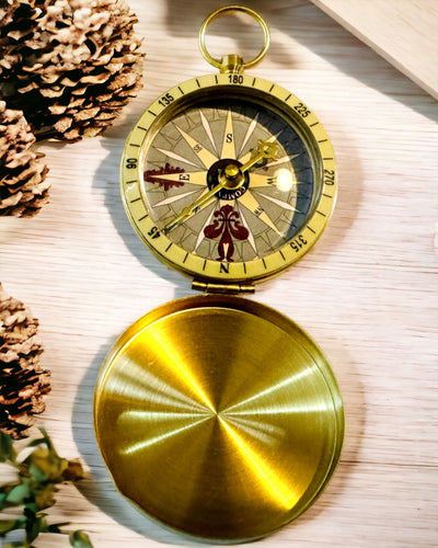 Bússola de Navegação em Estilo Retro – Instrumento Portátil e Preciso para Determinação de Direção para Viajantes e Exploradores. Gravação, personalização.