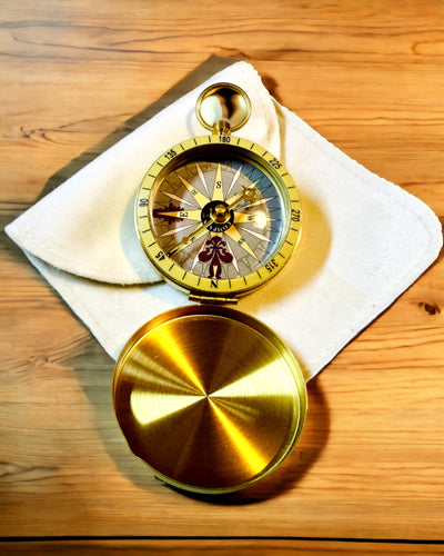 Bússola de Navegação em Estilo Retro – Instrumento Portátil e Preciso para Determinação de Direção para Viajantes e Exploradores. Gravação, personalização.