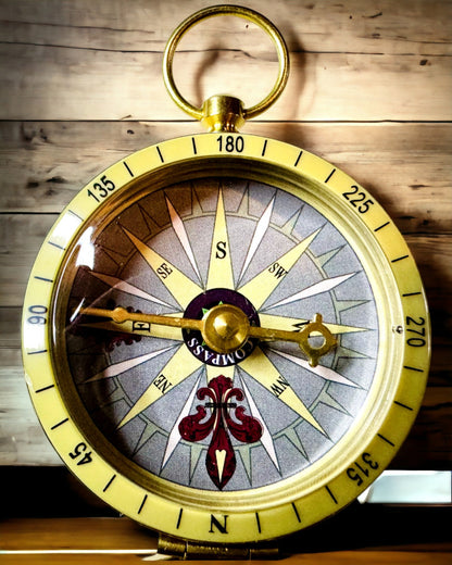 Bússola de Navegação em Estilo Retro – Instrumento Portátil e Preciso para Determinação de Direção para Viajantes e Exploradores. Gravação, personalização.