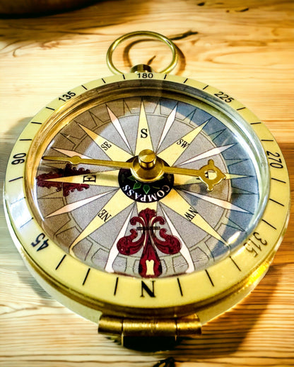 Bússola de Navegação em Estilo Retro – Instrumento Portátil e Preciso para Determinação de Direção para Viajantes e Exploradores. Gravação, personalização.