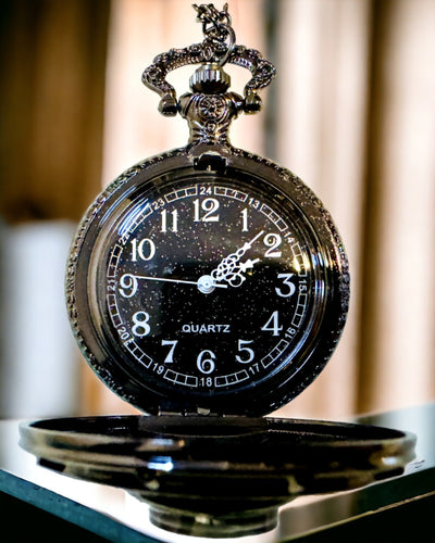 Relógio de Bolso com Bússola – Pingente Elegante em Estilo Vintage com Esqueleto Vazado e Mostrador Preto, personalização com gravação