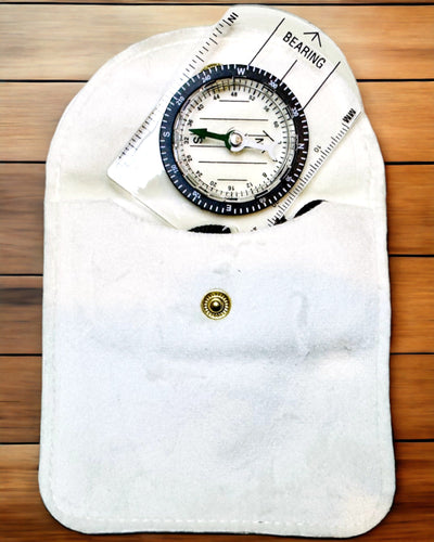 Bússola turística "Guia do Aventureiro" - Transparente, Mini Acrílica com Corda Suspensa e Escala de Mapa, com gravação