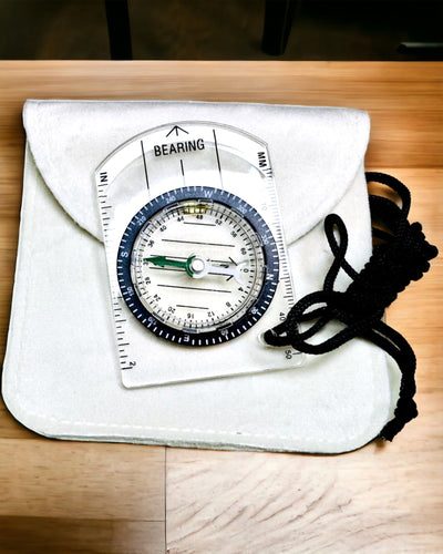 Bússola turística "Guia do Aventureiro" - Transparente, Mini Acrílica com Corda Suspensa e Escala de Mapa, com gravação