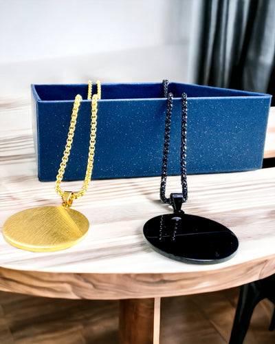 Wisiorek "Urban Elegance" – Medalhão Redondo de Aço Inoxidável em Duas Cores com Possibilidade de Personalização