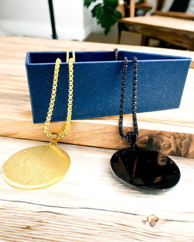 Wisiorek "Urban Elegance" – Medalhão Redondo de Aço Inoxidável em Duas Cores com Possibilidade de Personalização