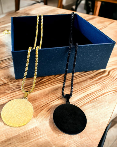 Wisiorek "Urban Elegance" – Medalhão Redondo de Aço Inoxidável em Duas Cores com Possibilidade de Personalização