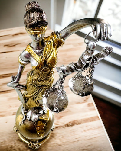 Estatueta Deusa da Justiça – Decoração Artística para Prateleira, Artesanato em Resina, personalização com gravação