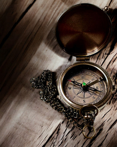 Bússola Odysseus Indiana – Joia Retro do Explorador - possibilidade de gravação