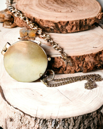 Bússola Odysseus Indiana – Joia Retro do Explorador - possibilidade de gravação