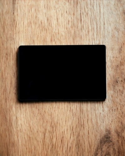 Cartão de Visita Exclusivo em Metal Preto com Possibilidade de Personalização – Ideal para Presente