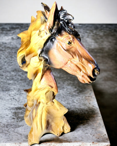 Escultura de Cavalo em Resina em Estilo Abstrato
