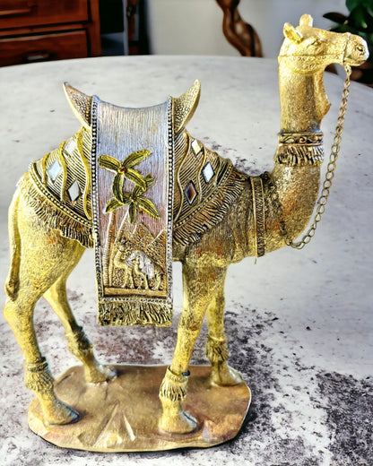 Estatueta "Viajante do Deserto" - Camelo Decorativo de Resina com Possibilidade de Gravação