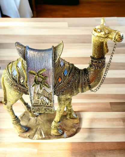 Estatueta "Viajante do Deserto" - Camelo Decorativo de Resina com Possibilidade de Gravação