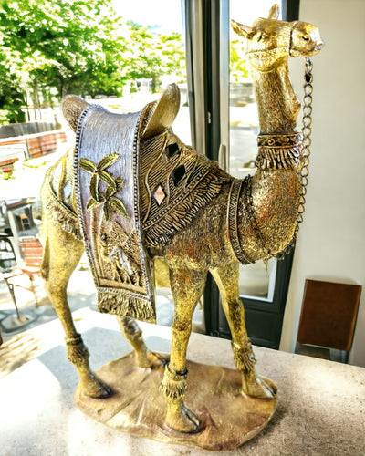Estatueta Viajante do Deserto Decorativo Camelo de Resina com Possibilidade de Gravação