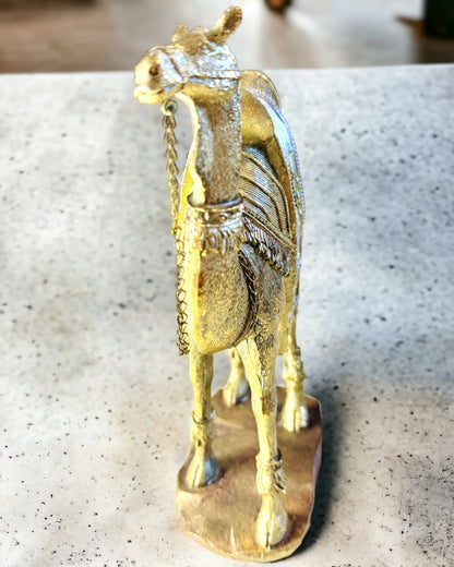 Estatueta "Viajante do Deserto" - Camelo Decorativo de Resina com Possibilidade de Gravação