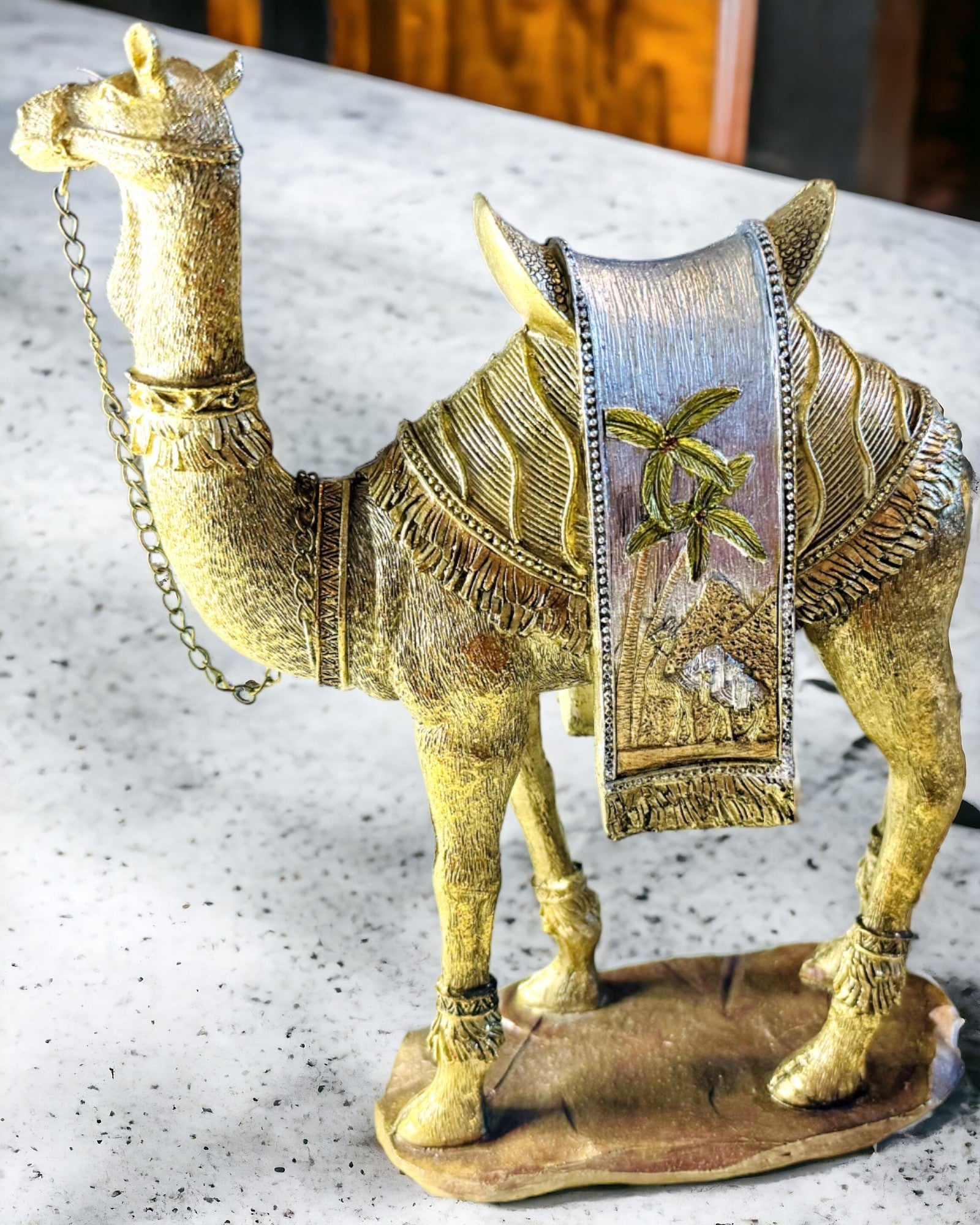 Estatueta "Viajante do Deserto" - Camelo Decorativo de Resina com Possibilidade de Gravação