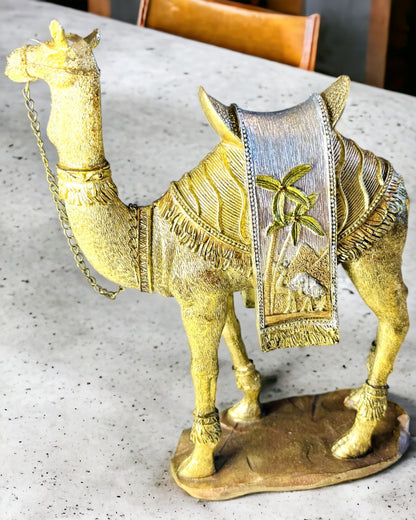 Estatueta "Viajante do Deserto" - Camelo Decorativo de Resina com Possibilidade de Gravação
