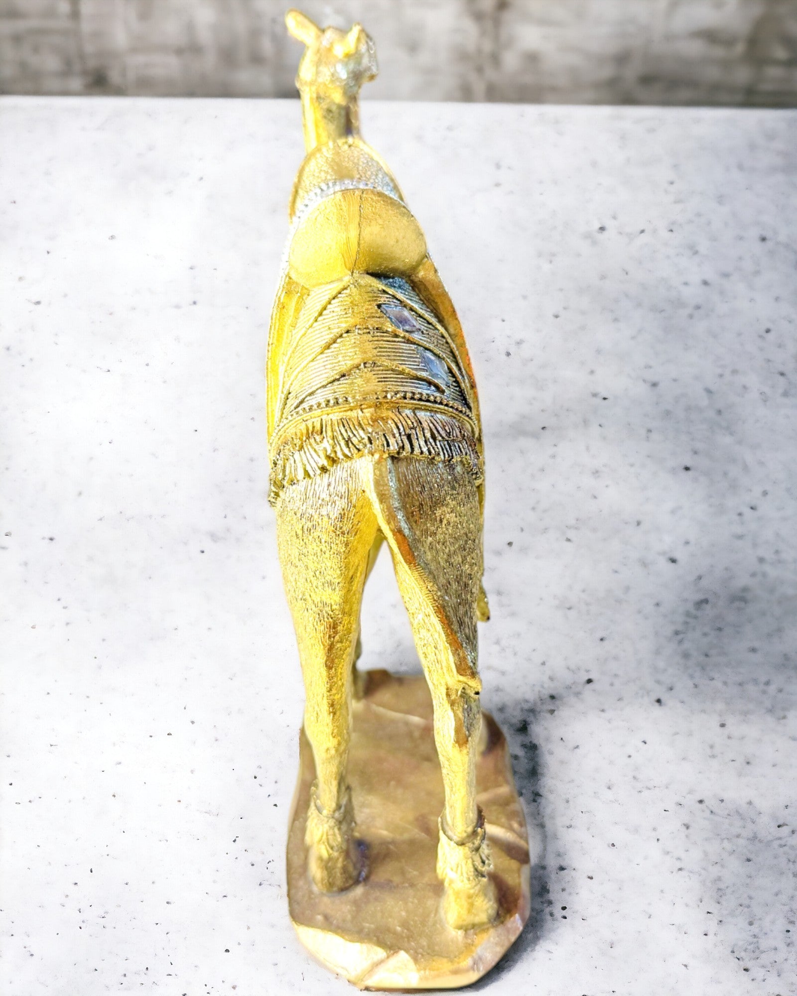 Estatueta "Viajante do Deserto" - Camelo Decorativo de Resina com Possibilidade de Gravação