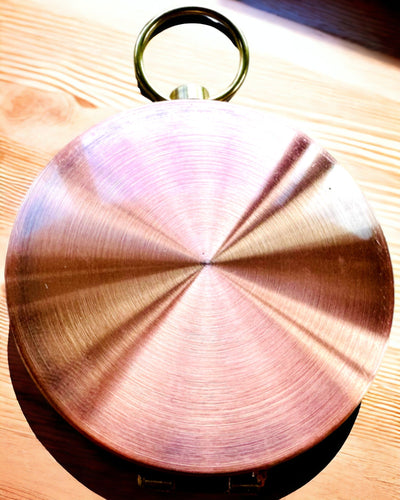 Bússola ouro rosa - navegação em estilo retro – instrumento portátil e preciso para determinação de direção para viajantes e exploradores. Gravação, personalização.