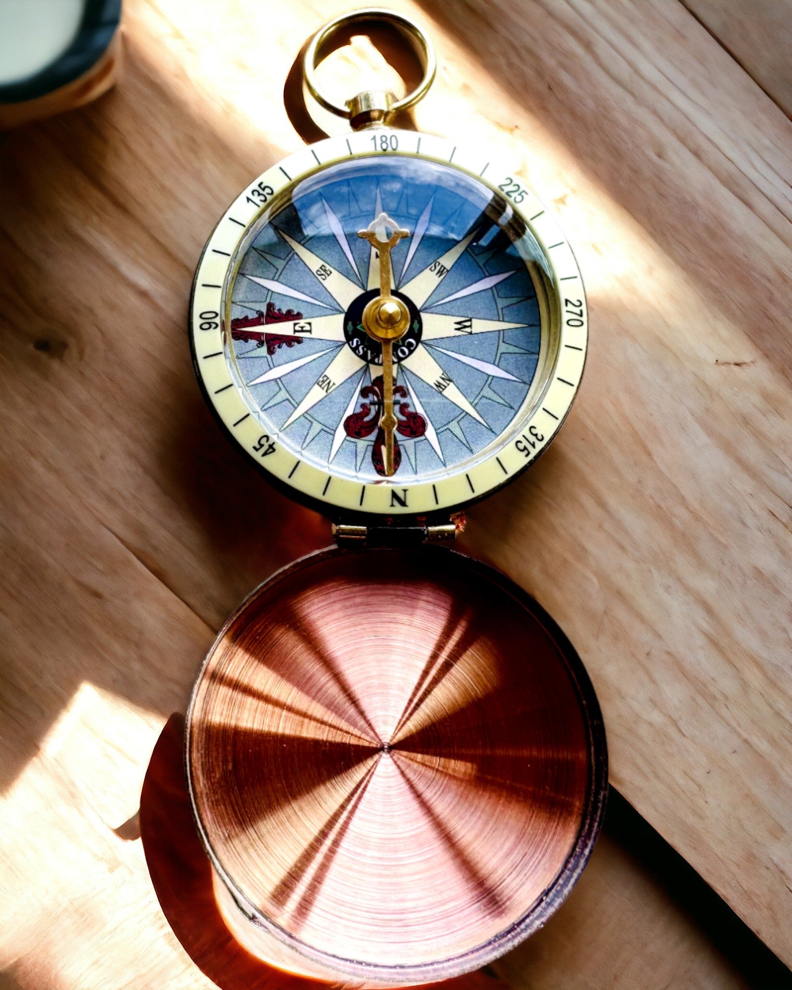 Bússola ouro rosa - navegação em estilo retro – instrumento portátil e preciso para determinação de direção para viajantes e exploradores. Gravação, personalização.