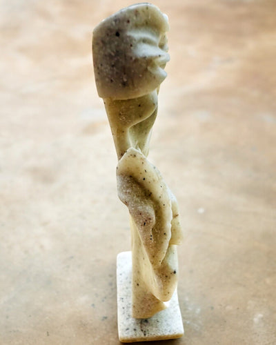 Figura "Elegância em Pedra" cor branca - 13,5 cm de altura, Decorativa com Opção de Gravação