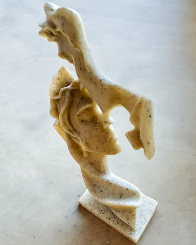 Figura "Elegância em Pedra" cor branca - 13,5 cm de altura, Decorativa com Opção de Gravação