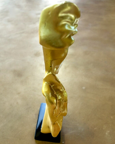 Figura "Elegância em Pedra" cor dourada - 13,5 cm de altura, Decorativa com Opção de Gravação