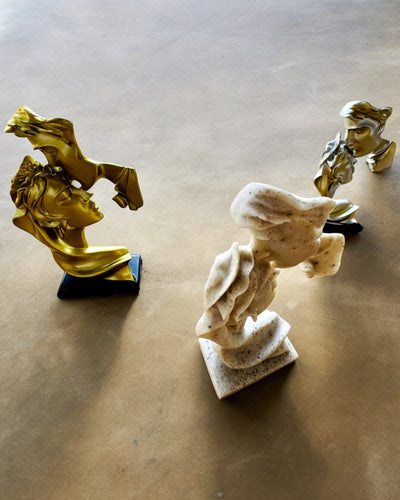 Figura "Elegância em Pedra" cor dourada - 13,5 cm de altura, Decorativa com Opção de Gravação