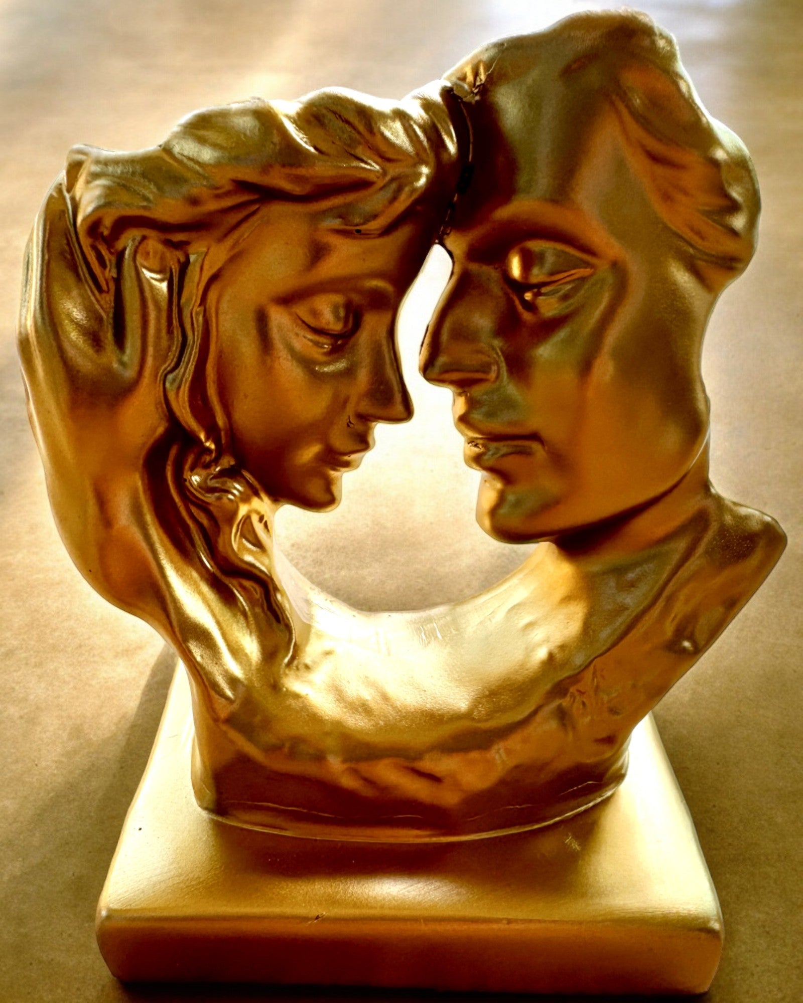 Figura "Złote Złączenie" - 13,5 cm de altura, Decorativa com Opção de Gravação