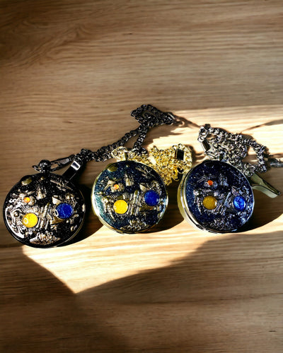 Relógio de bolso "Astrum Temporis" - Moldura dourada. Possibilidade de personalização com gravação