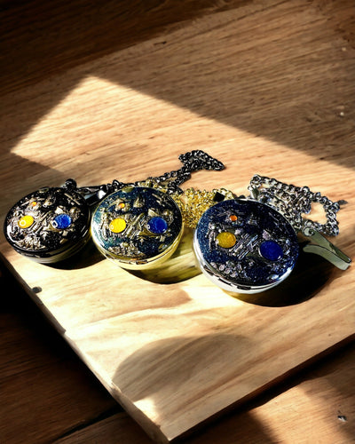 Relógio de bolso "Astrum Temporis" - Moldura dourada. Possibilidade de personalização com gravação