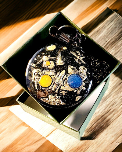 Relógio de bolso "Astrum Temporis" - Moldura prateada. Possibilidade de personalização com gravação