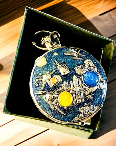 Relógio de bolso "Astrum Temporis" - Moldura dourada. Possibilidade de personalização com gravação