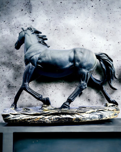 "Czarny Galop" - Elegante Estatueta de Cavalo com Possibilidade de Gravação