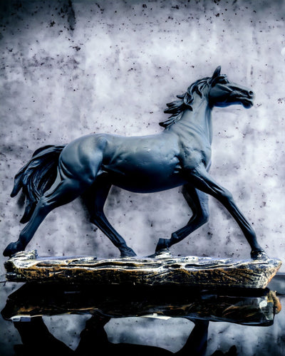 "Czarny Galop" - Elegante Estatueta de Cavalo com Possibilidade de Gravação