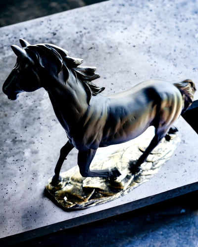 "Czarny Galop" - Elegante Estatueta de Cavalo com Possibilidade de Gravação