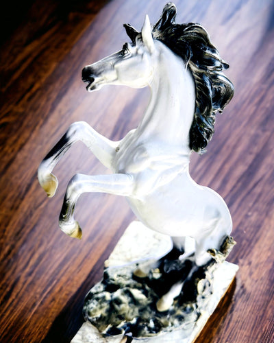 "Elegancki Skoczek" - Estatueta de Cavalo Branca com Possibilidade de Gravação