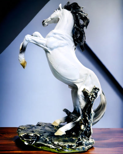 "Elegancki Skoczek" - Estatueta de Cavalo Branca com Possibilidade de Gravação