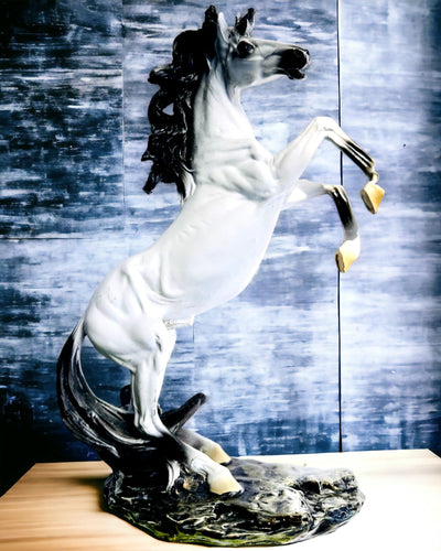 "Elegancki Skoczek" - Estatueta de Cavalo Branca com Possibilidade de Gravação