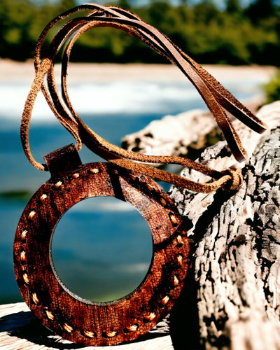 Lupa Indiana Artefato, couro, feito à mão - possibilidade de personalização com gravação